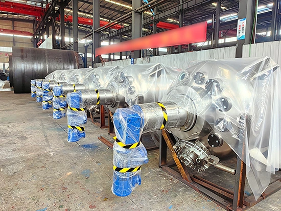 Glass lined reactor with stainless steel cladding